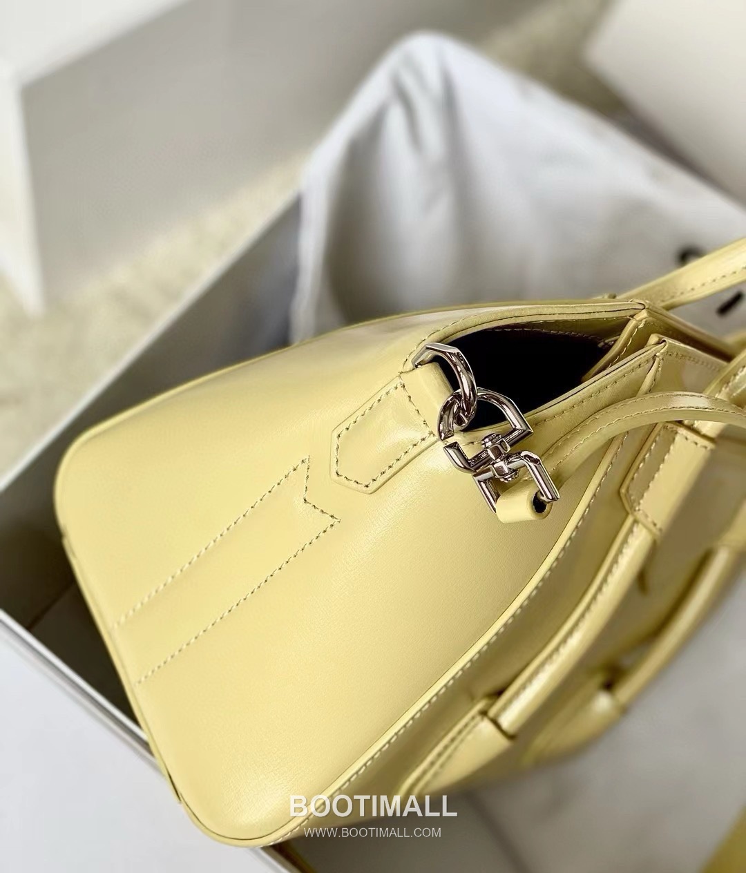 Givenchy Antigona Patent Calfskin Top Handle Bag with Padlock Detail and Magnetic Closure 지방시 안티고나 페이턴트 카프스킨 패드락 마그네틱 탑핸들백 199115 22cm 3