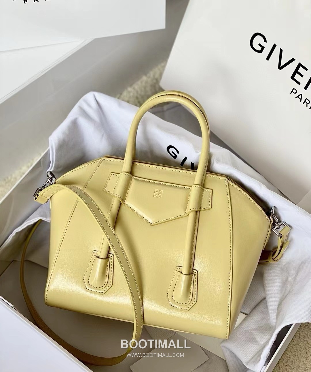 Givenchy Antigona Patent Calfskin Top Handle Bag with Padlock Detail and Magnetic Closure 지방시 안티고나 페이턴트 카프스킨 패드락 마그네틱 탑핸들백 199115 22cm 4