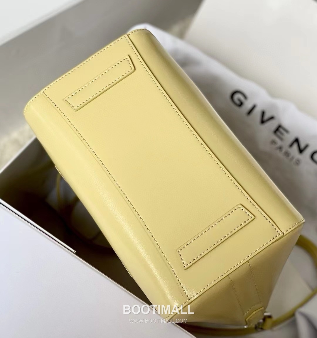 Givenchy Antigona Patent Calfskin Top Handle Bag with Padlock Detail and Magnetic Closure 지방시 안티고나 페이턴트 카프스킨 패드락 마그네틱 탑핸들백 199115 22cm 5