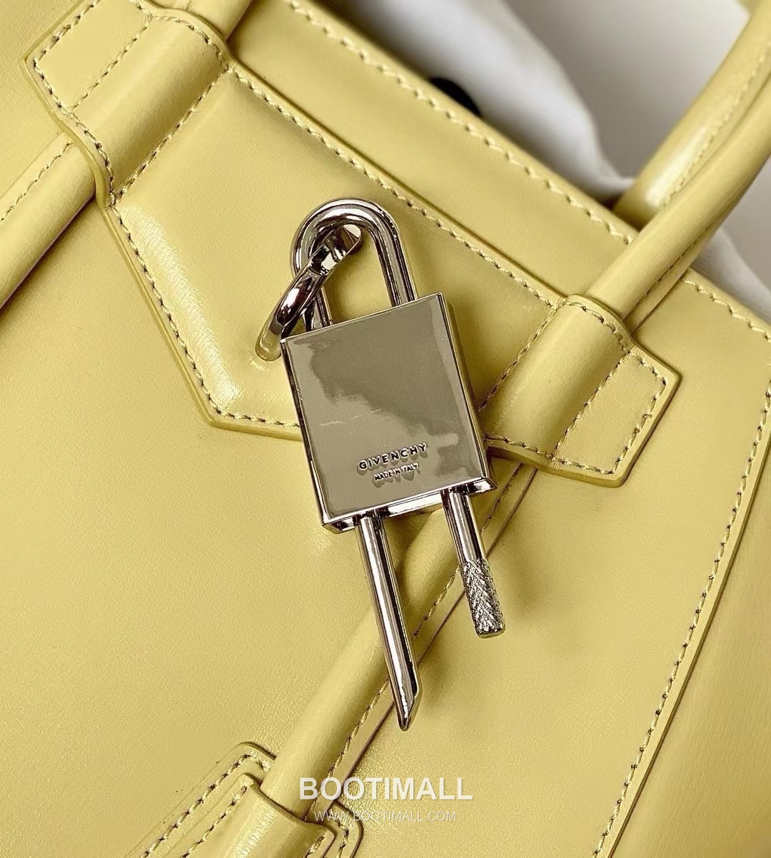 Givenchy Antigona Patent Calfskin Top Handle Bag with Padlock Detail and Magnetic Closure 지방시 안티고나 페이턴트 카프스킨 패드락 마그네틱 탑핸들백 199115 22cm 7