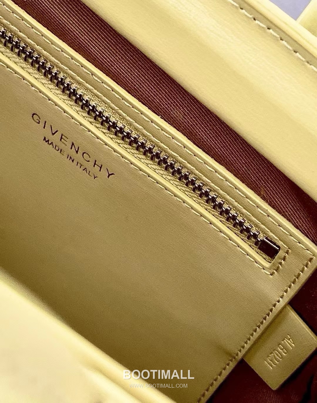 Givenchy Antigona Patent Calfskin Top Handle Bag with Padlock Detail and Magnetic Closure 지방시 안티고나 페이턴트 카프스킨 패드락 마그네틱 탑핸들백 199115 22cm 9