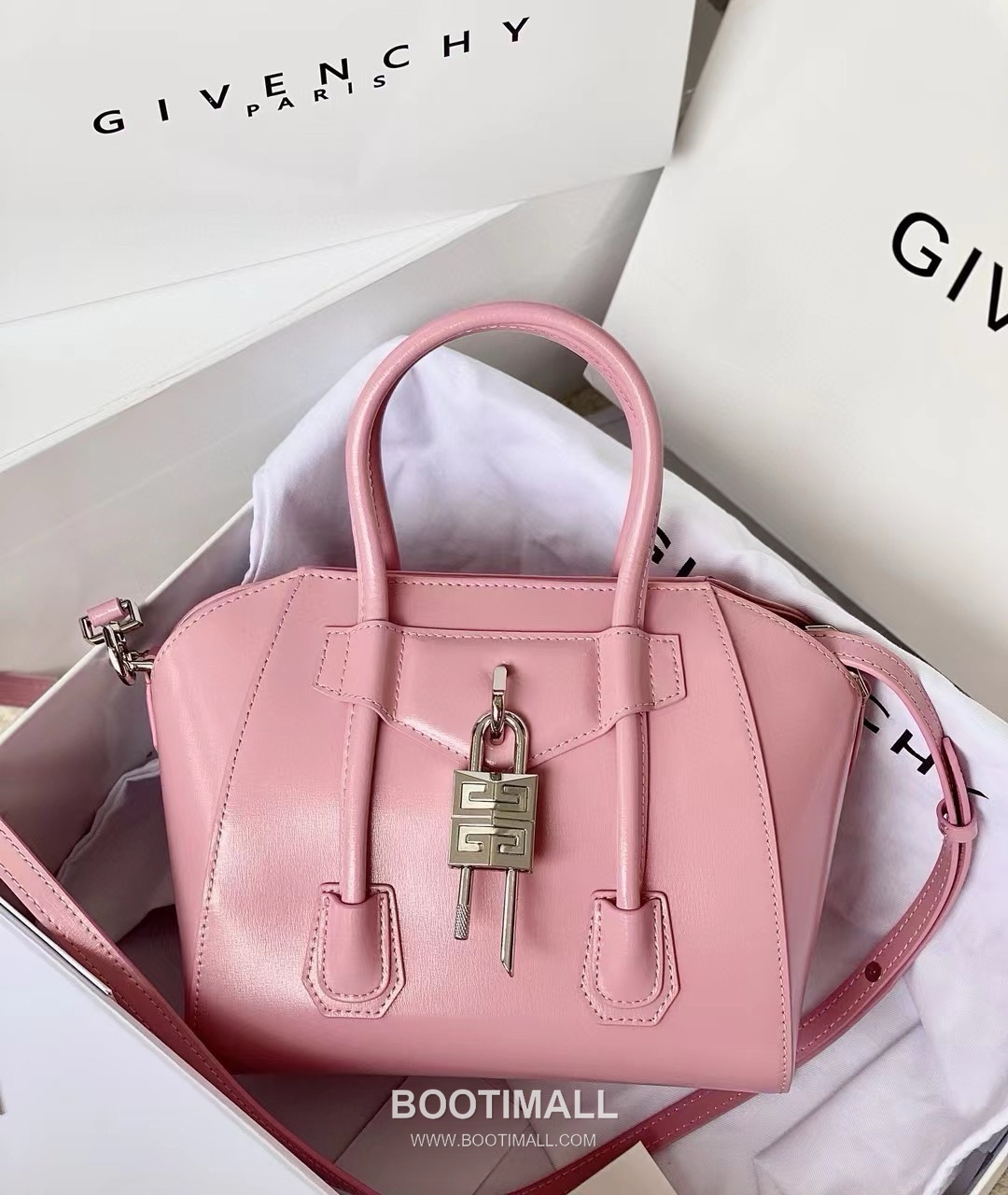 Givenchy Antigona Patent Calfskin Top Handle Bag with Padlock Detail and Magnetic Closure 지방시 안티고나 페이턴트 카프스킨 패드락 마그네틱 탑핸들백 199115 22cm 1