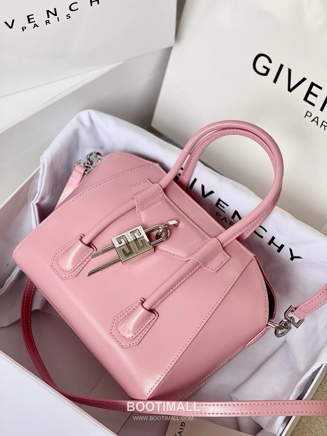 Givenchy Antigona Patent Calfskin Top Handle Bag with Padlock Detail and Magnetic Closure 지방시 안티고나 페이턴트 카프스킨 패드락 마그네틱 탑핸들백 199115 22cm 2