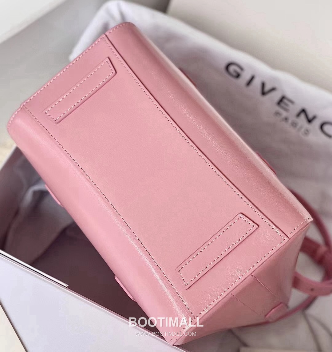 Givenchy Antigona Patent Calfskin Top Handle Bag with Padlock Detail and Magnetic Closure 지방시 안티고나 페이턴트 카프스킨 패드락 마그네틱 탑핸들백 199115 22cm 4