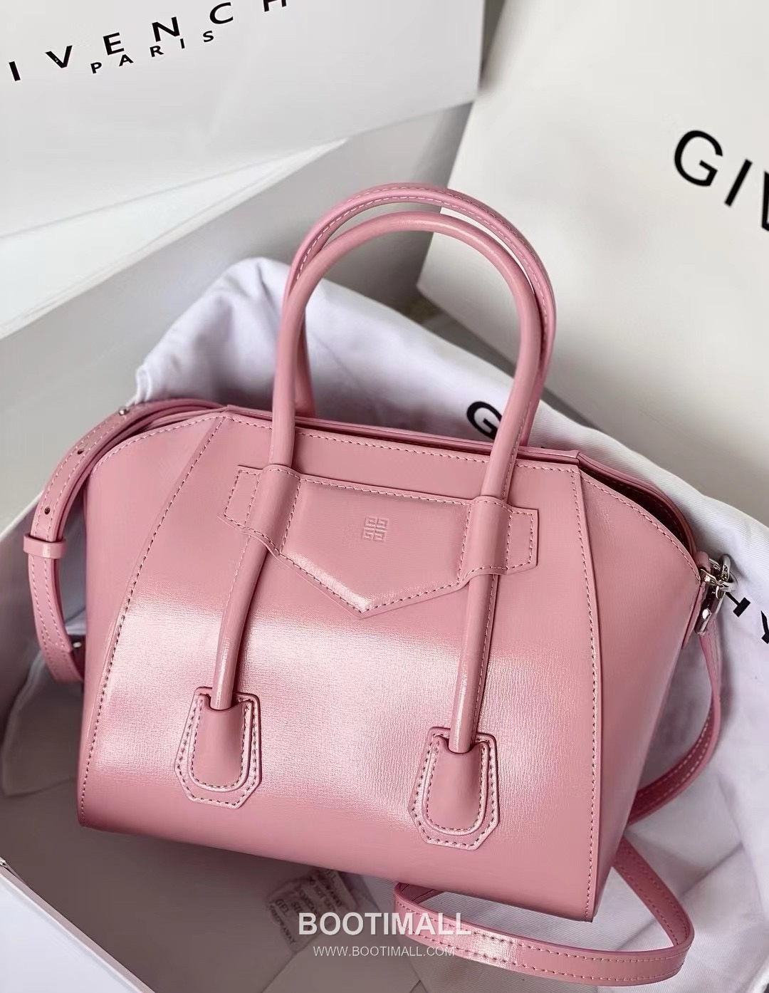Givenchy Antigona Patent Calfskin Top Handle Bag with Padlock Detail and Magnetic Closure 지방시 안티고나 페이턴트 카프스킨 패드락 마그네틱 탑핸들백 199115 22cm 5
