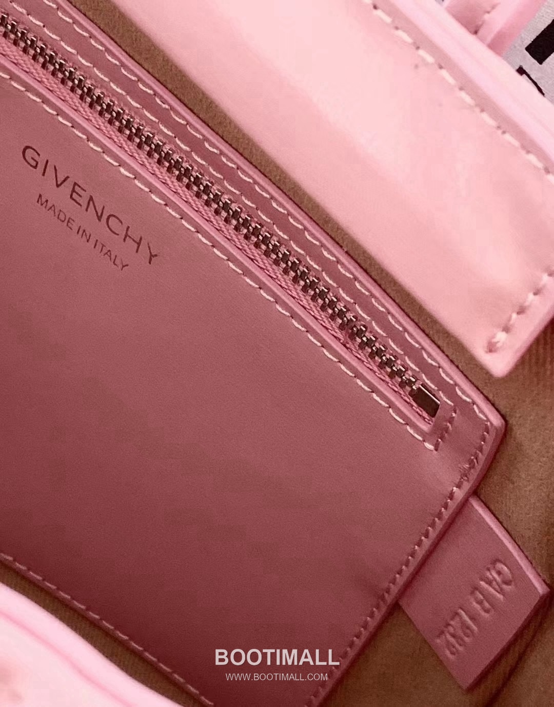 Givenchy Antigona Patent Calfskin Top Handle Bag with Padlock Detail and Magnetic Closure 지방시 안티고나 페이턴트 카프스킨 패드락 마그네틱 탑핸들백 199115 22cm 9