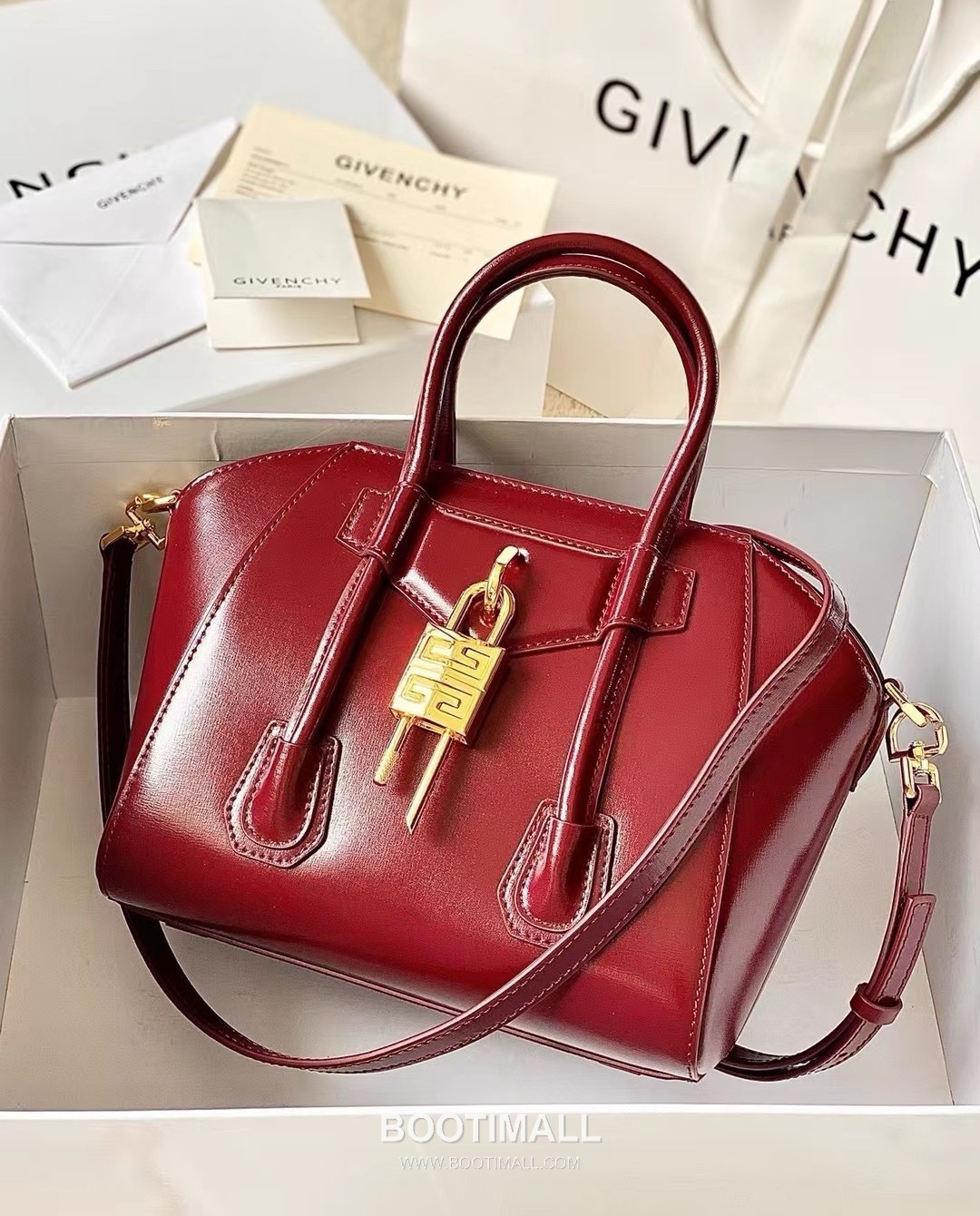Givenchy Antigona Patent Calfskin Top Handle Bag with Padlock Detail and Magnetic Closure 지방시 안티고나 페이턴트 카프스킨 패드락 마그네틱 탑핸들백 199115 22cm 1