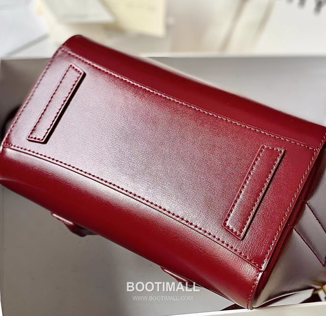 Givenchy Antigona Patent Calfskin Top Handle Bag with Padlock Detail and Magnetic Closure 지방시 안티고나 페이턴트 카프스킨 패드락 마그네틱 탑핸들백 199115 22cm 4