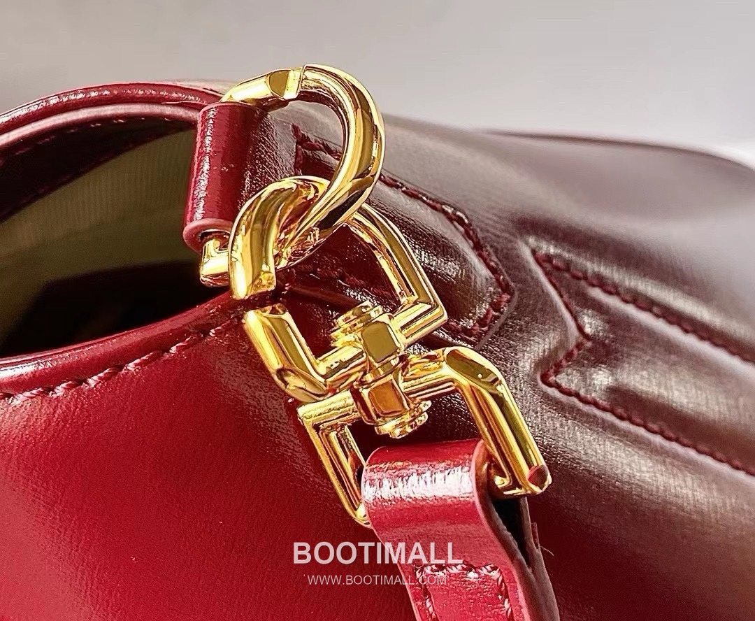 Givenchy Antigona Patent Calfskin Top Handle Bag with Padlock Detail and Magnetic Closure 지방시 안티고나 페이턴트 카프스킨 패드락 마그네틱 탑핸들백 199115 22cm 5