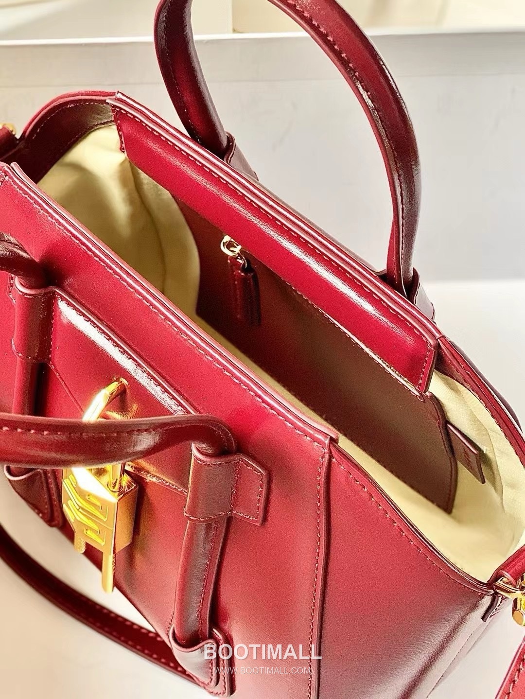 Givenchy Antigona Patent Calfskin Top Handle Bag with Padlock Detail and Magnetic Closure 지방시 안티고나 페이턴트 카프스킨 패드락 마그네틱 탑핸들백 199115 22cm 6