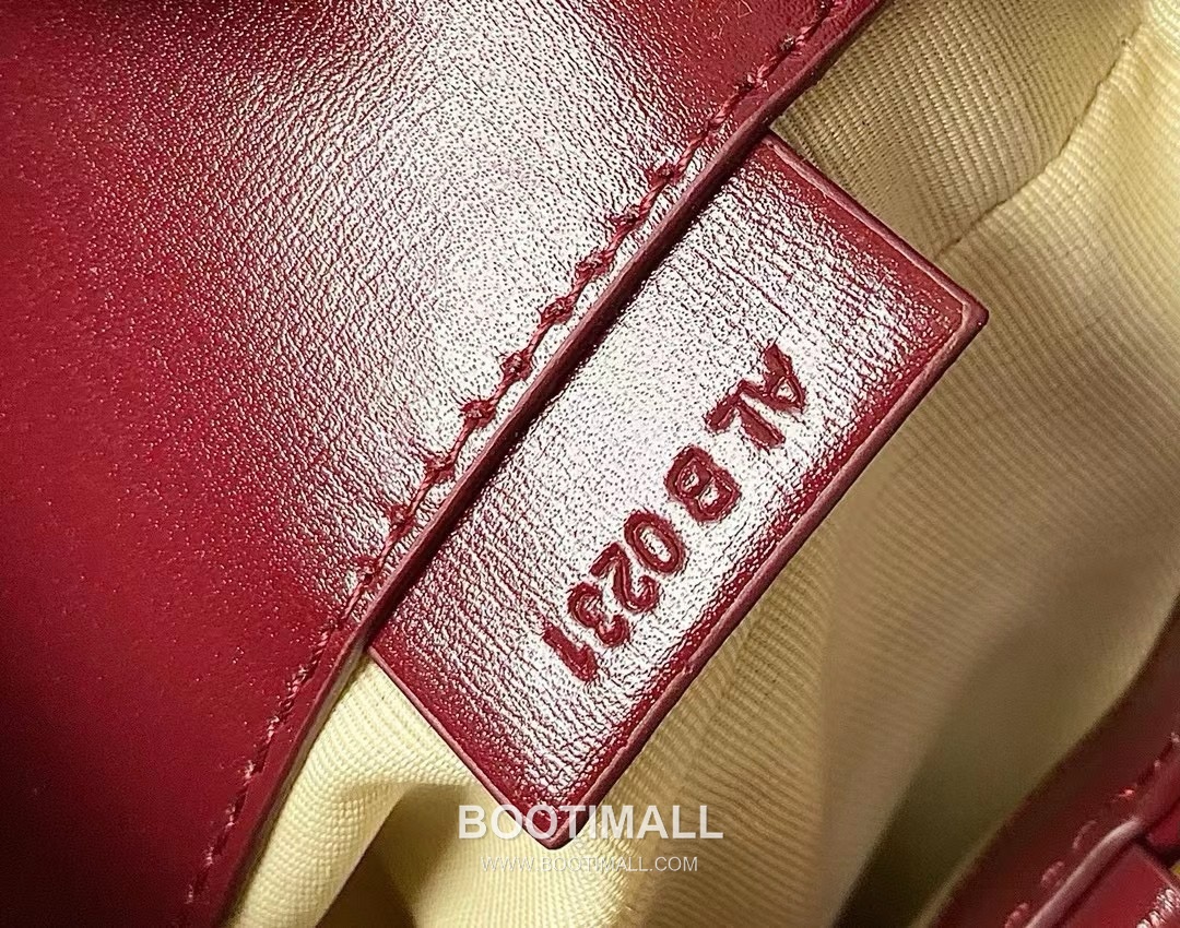 Givenchy Antigona Patent Calfskin Top Handle Bag with Padlock Detail and Magnetic Closure 지방시 안티고나 페이턴트 카프스킨 패드락 마그네틱 탑핸들백 199115 22cm 7