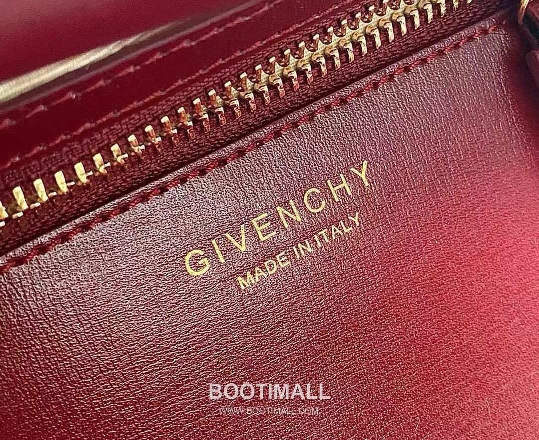 Givenchy Antigona Patent Calfskin Top Handle Bag with Padlock Detail and Magnetic Closure 지방시 안티고나 페이턴트 카프스킨 패드락 마그네틱 탑핸들백 199115 22cm 8