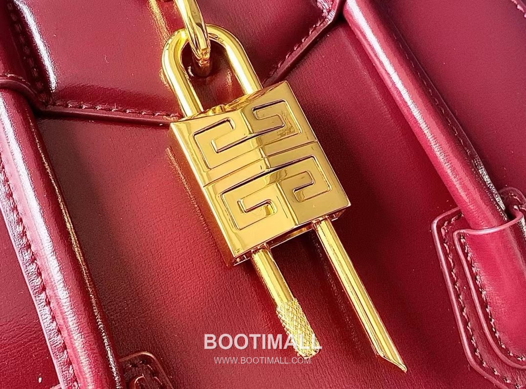 Givenchy Antigona Patent Calfskin Top Handle Bag with Padlock Detail and Magnetic Closure 지방시 안티고나 페이턴트 카프스킨 패드락 마그네틱 탑핸들백 199115 22cm 9