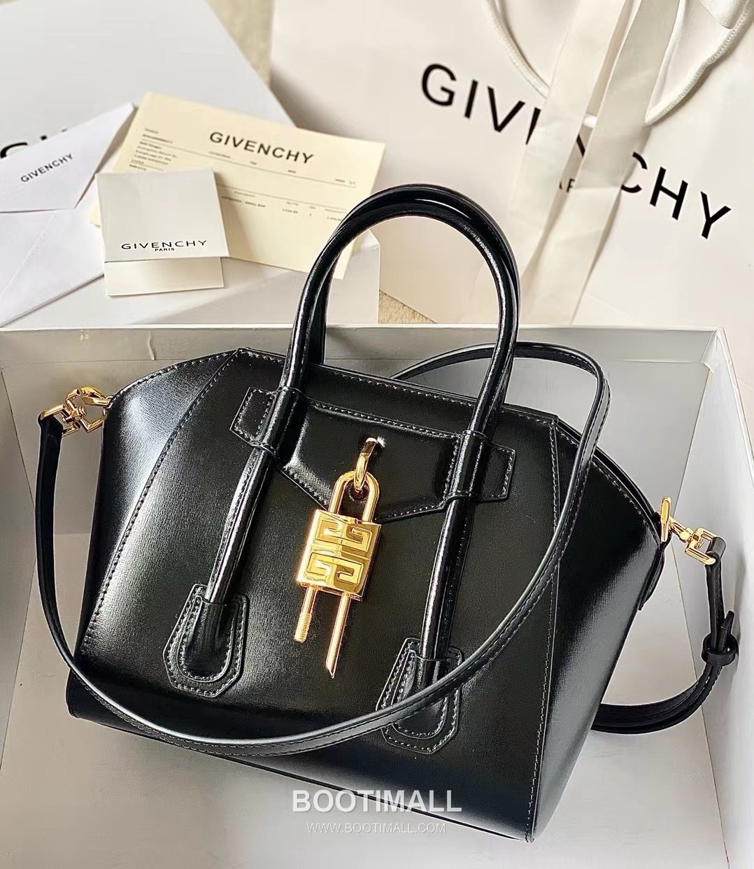 Givenchy Antigona Patent Calfskin Top Handle Bag with Padlock Detail and Magnetic Closure 지방시 안티고나 페이턴트 카프스킨 패드락 마그네틱 탑핸들백 199115 22cm 1