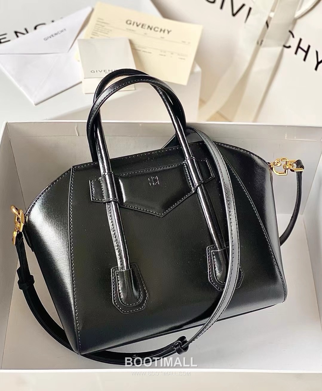 Givenchy Antigona Patent Calfskin Top Handle Bag with Padlock Detail and Magnetic Closure 지방시 안티고나 페이턴트 카프스킨 패드락 마그네틱 탑핸들백 199115 22cm 2