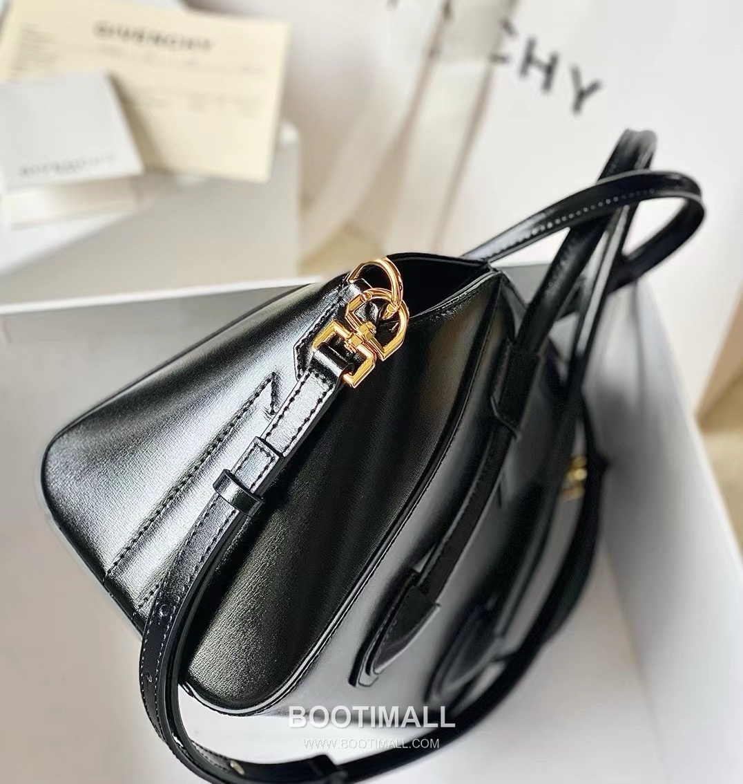 Givenchy Antigona Patent Calfskin Top Handle Bag with Padlock Detail and Magnetic Closure 지방시 안티고나 페이턴트 카프스킨 패드락 마그네틱 탑핸들백 199115 22cm 3