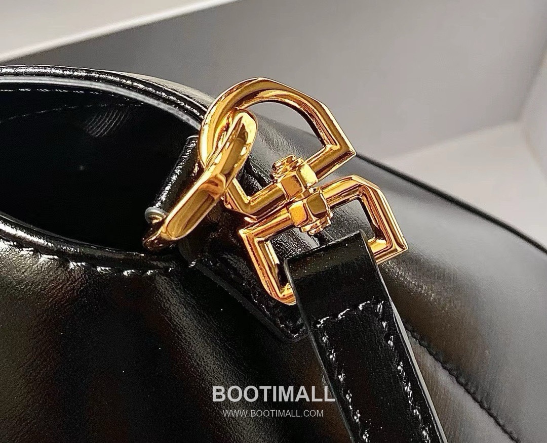 Givenchy Antigona Patent Calfskin Top Handle Bag with Padlock Detail and Magnetic Closure 지방시 안티고나 페이턴트 카프스킨 패드락 마그네틱 탑핸들백 199115 22cm 7