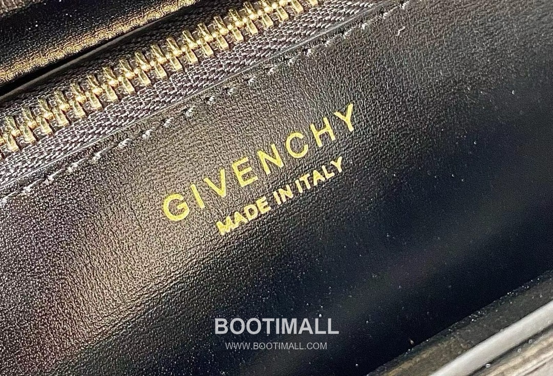 Givenchy Antigona Patent Calfskin Top Handle Bag with Padlock Detail and Magnetic Closure 지방시 안티고나 페이턴트 카프스킨 패드락 마그네틱 탑핸들백 199115 22cm 8