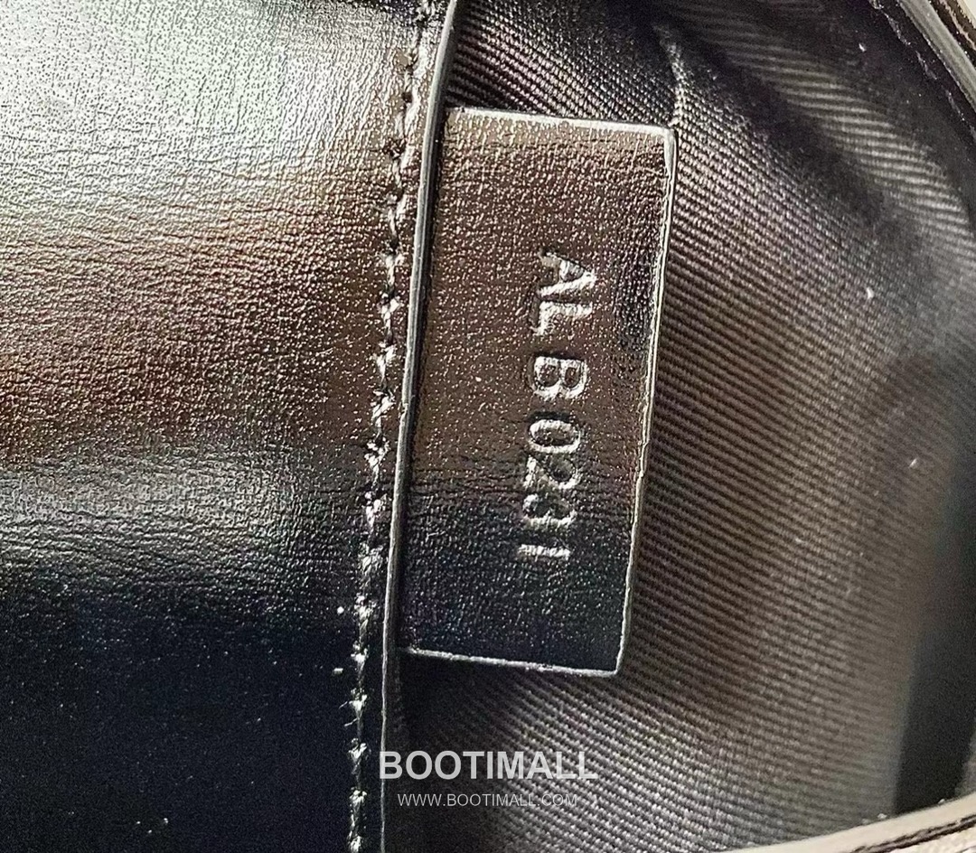 Givenchy Antigona Patent Calfskin Top Handle Bag with Padlock Detail and Magnetic Closure 지방시 안티고나 페이턴트 카프스킨 패드락 마그네틱 탑핸들백 199115 22cm 9