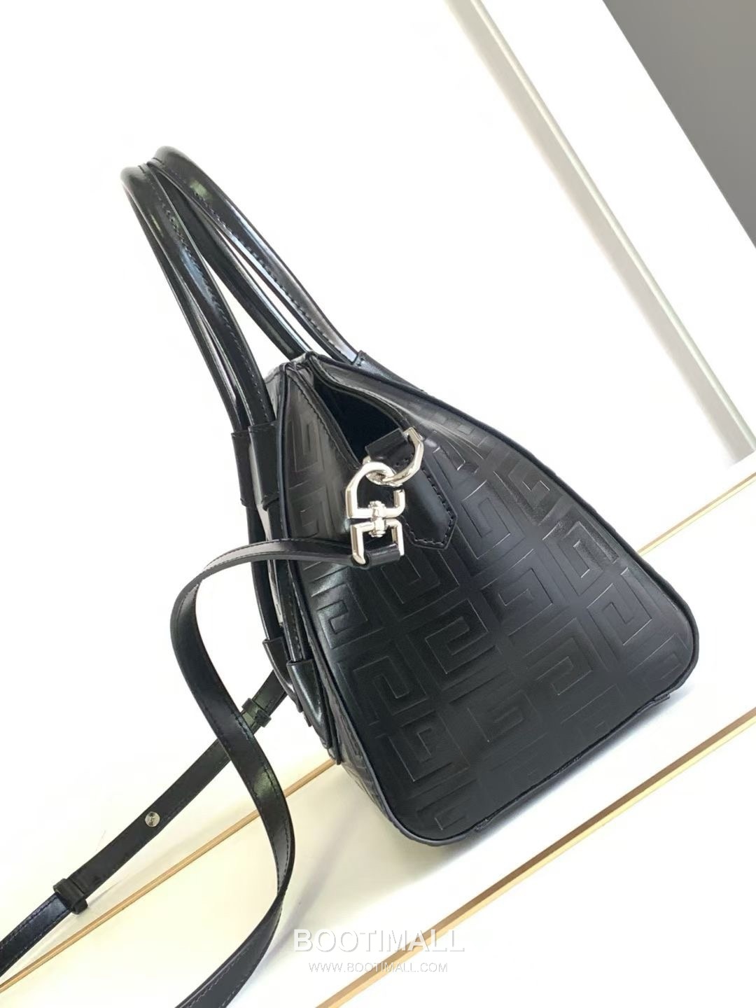 Givenchy Antigona Patent Calfskin Top Handle Bag with Padlock Detail and Magnetic Closure 지방시 안티고나 페이턴트 카프스킨 패드락 마그네틱 탑핸들백 199115 22cm 2