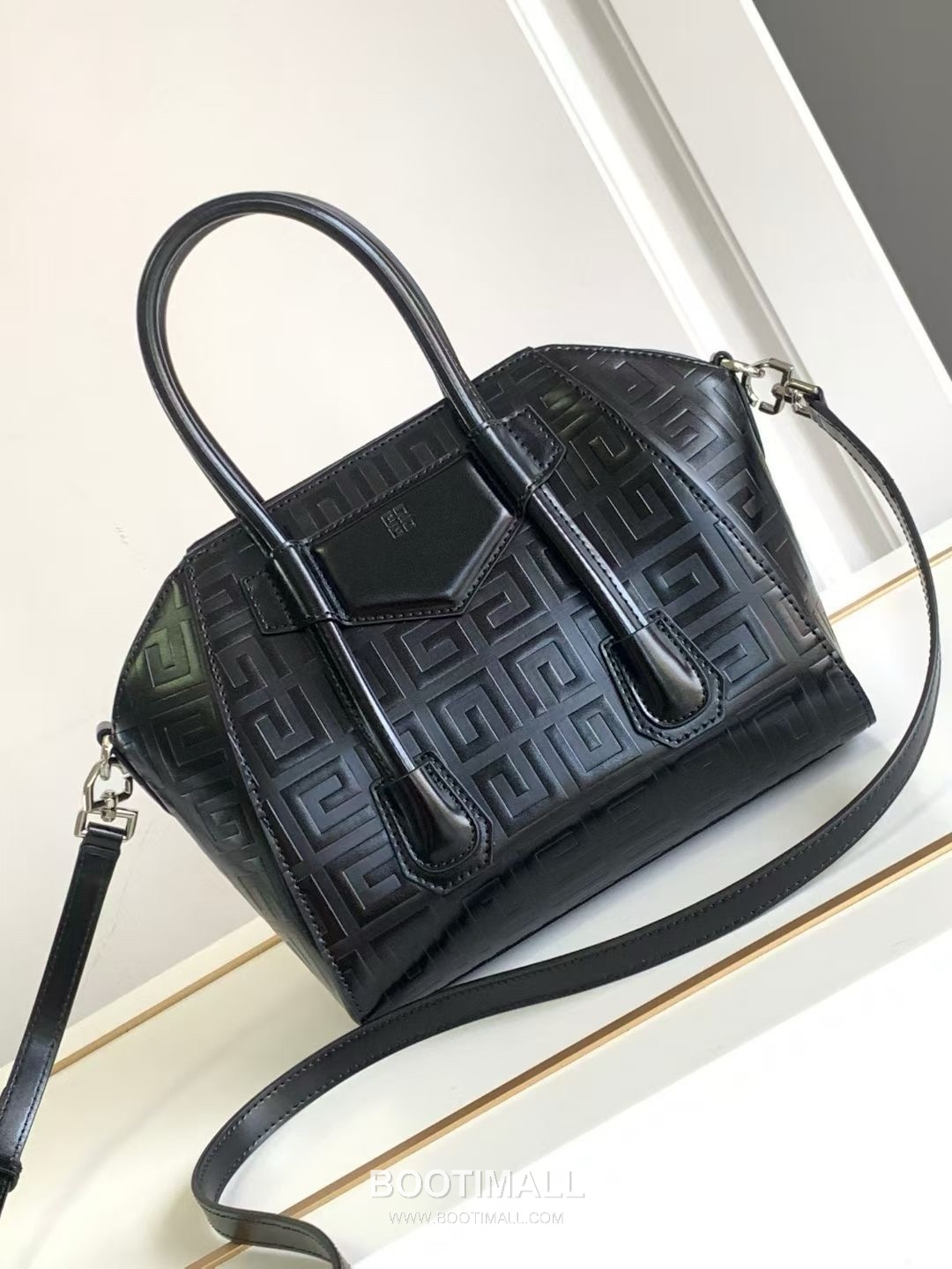 Givenchy Antigona Patent Calfskin Top Handle Bag with Padlock Detail and Magnetic Closure 지방시 안티고나 페이턴트 카프스킨 패드락 마그네틱 탑핸들백 199115 22cm 3