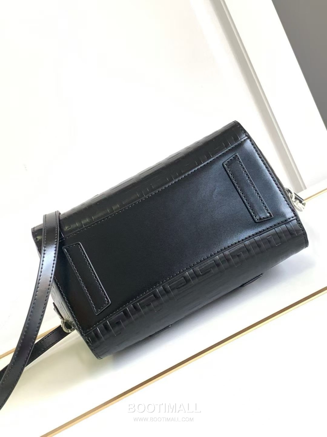 Givenchy Antigona Patent Calfskin Top Handle Bag with Padlock Detail and Magnetic Closure 지방시 안티고나 페이턴트 카프스킨 패드락 마그네틱 탑핸들백 199115 22cm 4