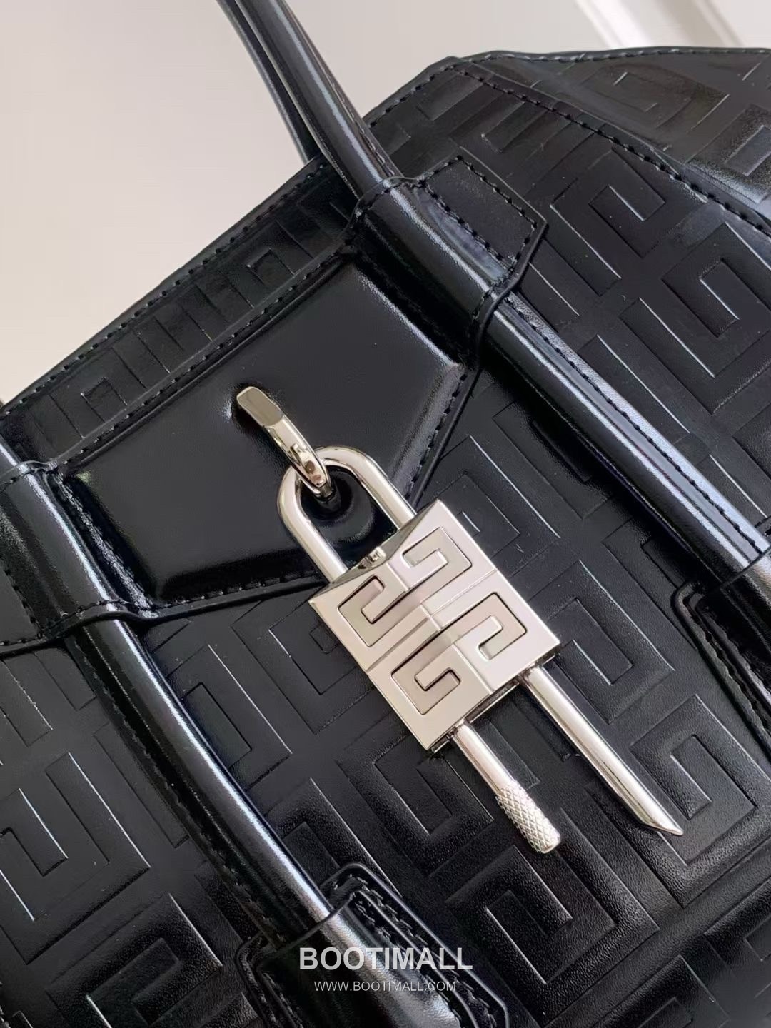 Givenchy Antigona Patent Calfskin Top Handle Bag with Padlock Detail and Magnetic Closure 지방시 안티고나 페이턴트 카프스킨 패드락 마그네틱 탑핸들백 199115 22cm 5