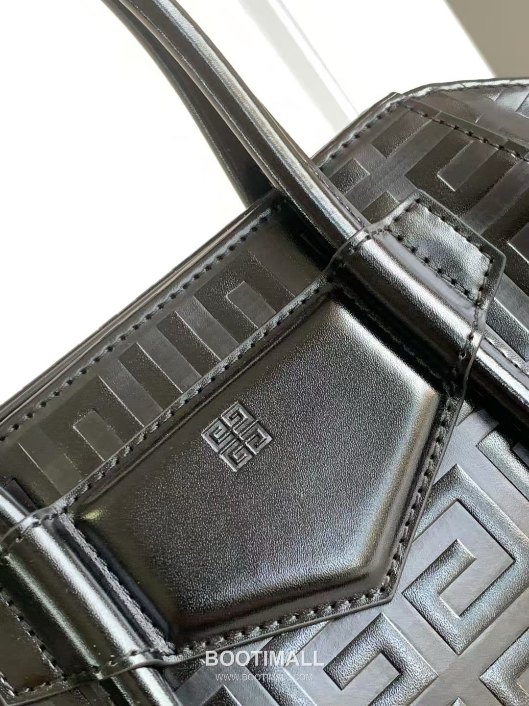 Givenchy Antigona Patent Calfskin Top Handle Bag with Padlock Detail and Magnetic Closure 지방시 안티고나 페이턴트 카프스킨 패드락 마그네틱 탑핸들백 199115 22cm 6