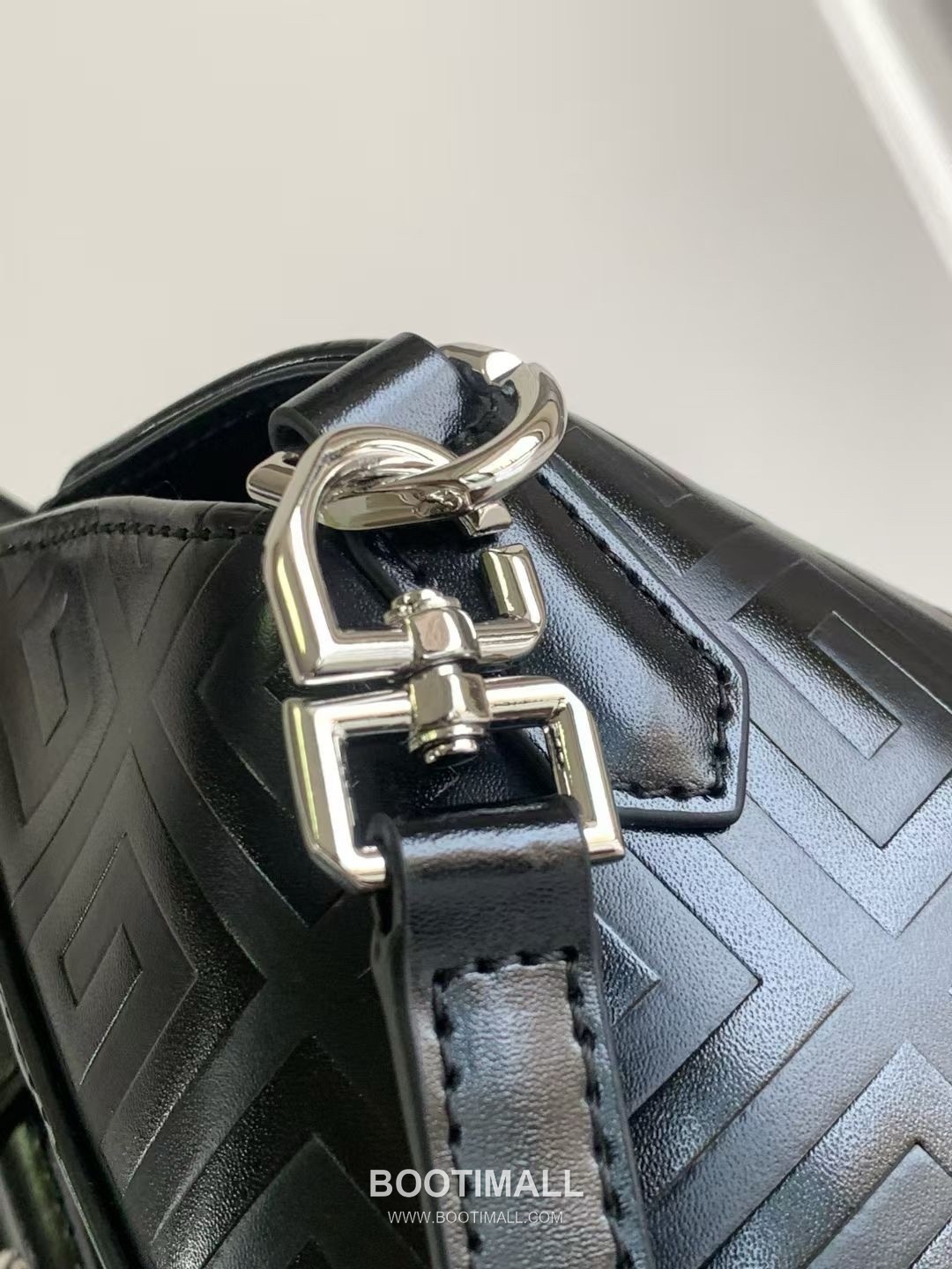 Givenchy Antigona Patent Calfskin Top Handle Bag with Padlock Detail and Magnetic Closure 지방시 안티고나 페이턴트 카프스킨 패드락 마그네틱 탑핸들백 199115 22cm 7
