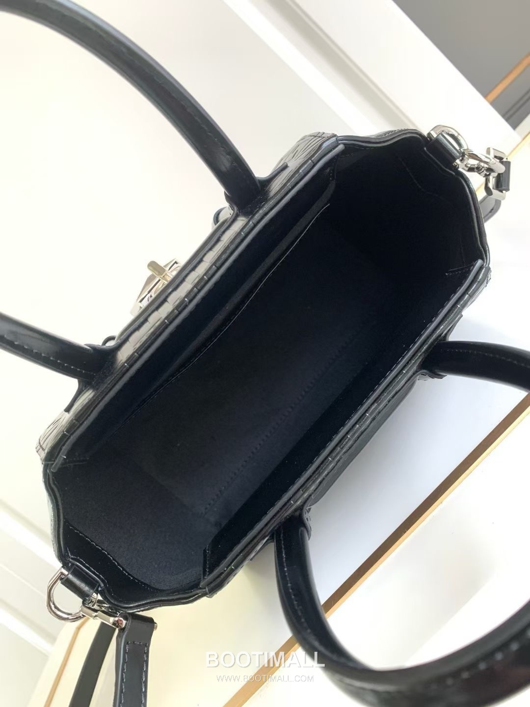 Givenchy Antigona Patent Calfskin Top Handle Bag with Padlock Detail and Magnetic Closure 지방시 안티고나 페이턴트 카프스킨 패드락 마그네틱 탑핸들백 199115 22cm 8