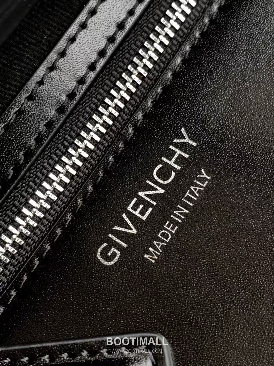Givenchy Antigona Patent Calfskin Top Handle Bag with Padlock Detail and Magnetic Closure 지방시 안티고나 페이턴트 카프스킨 패드락 마그네틱 탑핸들백 199115 22cm 9