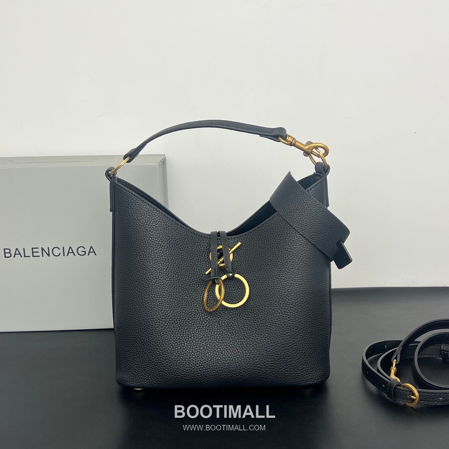 Balenciaga Carrie Hobo Grained Calfskin Bucket Bag with Aged Gold Hardware 발렌시아가 캐리 호보 그레인 카프스킨 버킷백 에이징 골드 하드웨어 블랙 8811 25cm 1