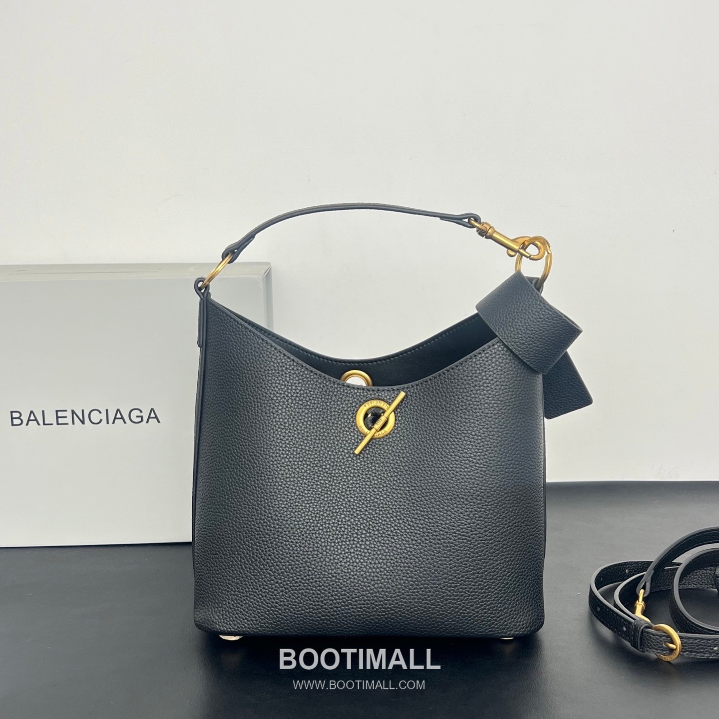 Balenciaga Carrie Hobo Grained Calfskin Bucket Bag with Aged Gold Hardware 발렌시아가 캐리 호보 그레인 카프스킨 버킷백 에이징 골드 하드웨어 블랙 8811 25cm 4
