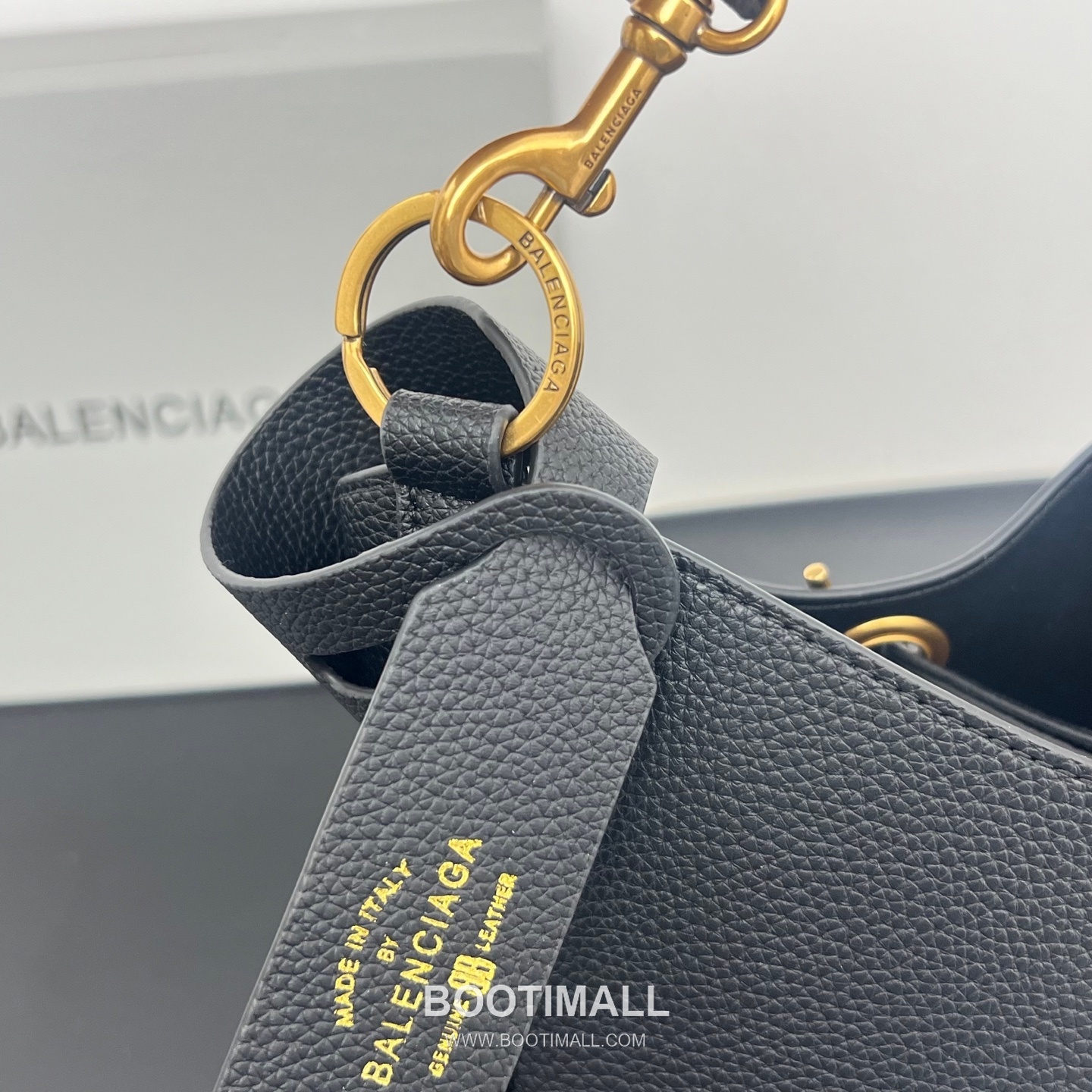 Balenciaga Carrie Hobo Grained Calfskin Bucket Bag with Aged Gold Hardware 발렌시아가 캐리 호보 그레인 카프스킨 버킷백 에이징 골드 하드웨어 블랙 8811 25cm 6