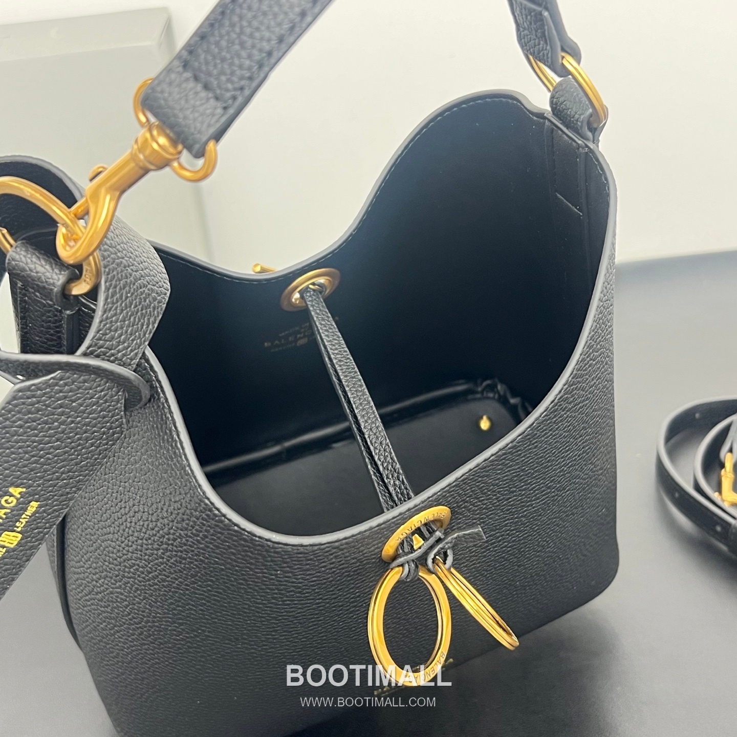 Balenciaga Carrie Hobo Grained Calfskin Bucket Bag with Aged Gold Hardware 발렌시아가 캐리 호보 그레인 카프스킨 버킷백 에이징 골드 하드웨어 블랙 8811 25cm 7