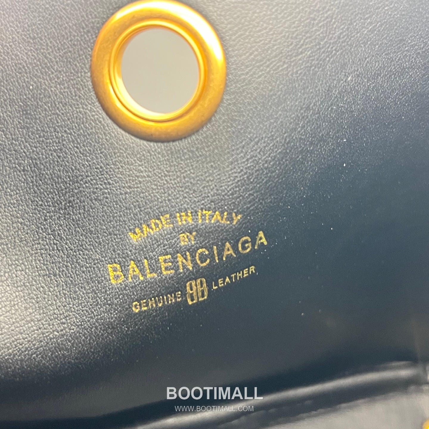 Balenciaga Carrie Hobo Grained Calfskin Bucket Bag with Aged Gold Hardware 발렌시아가 캐리 호보 그레인 카프스킨 버킷백 에이징 골드 하드웨어 블랙 8811 25cm 8