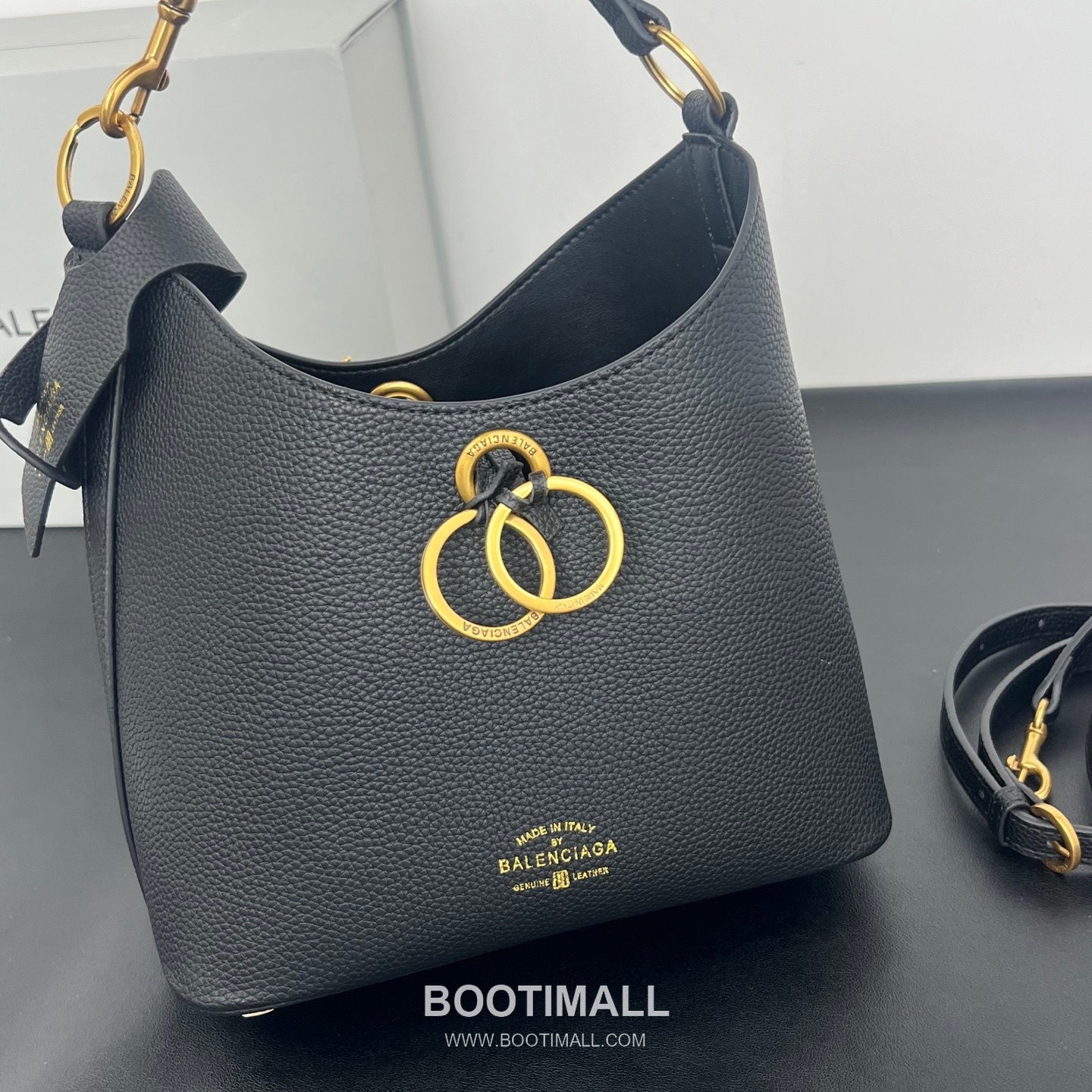 Balenciaga Carrie Hobo Grained Calfskin Bucket Bag with Aged Gold Hardware 발렌시아가 캐리 호보 그레인 카프스킨 버킷백 에이징 골드 하드웨어 블랙 8811 25cm 9