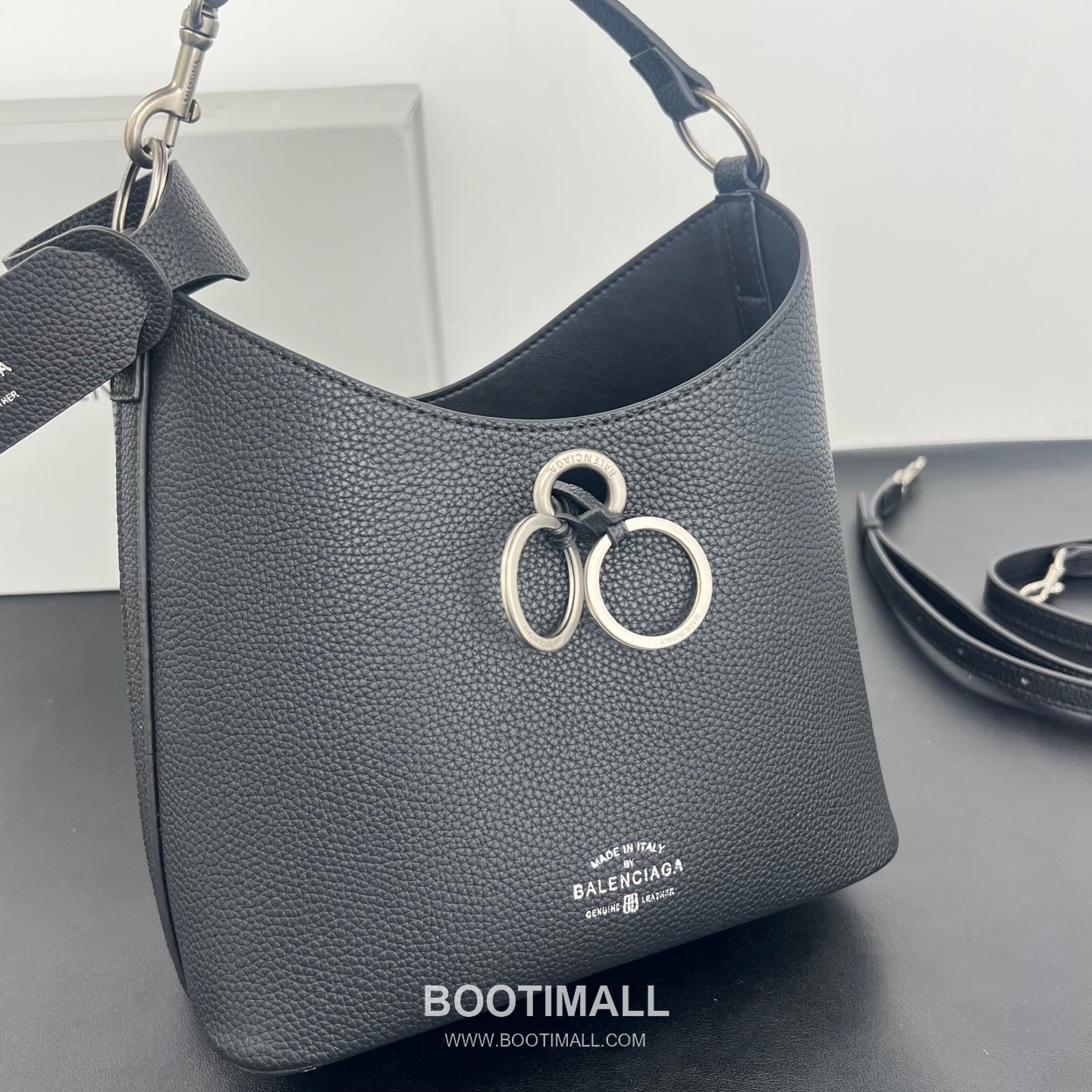 Balenciaga Carrie Hobo Grained Calfskin Bucket Bag with Aged Gold Hardware 발렌시아가 캐리 호보 그레인 카프스킨 버킷백 에이징 골드 하드웨어 블랙 8811 25cm 7