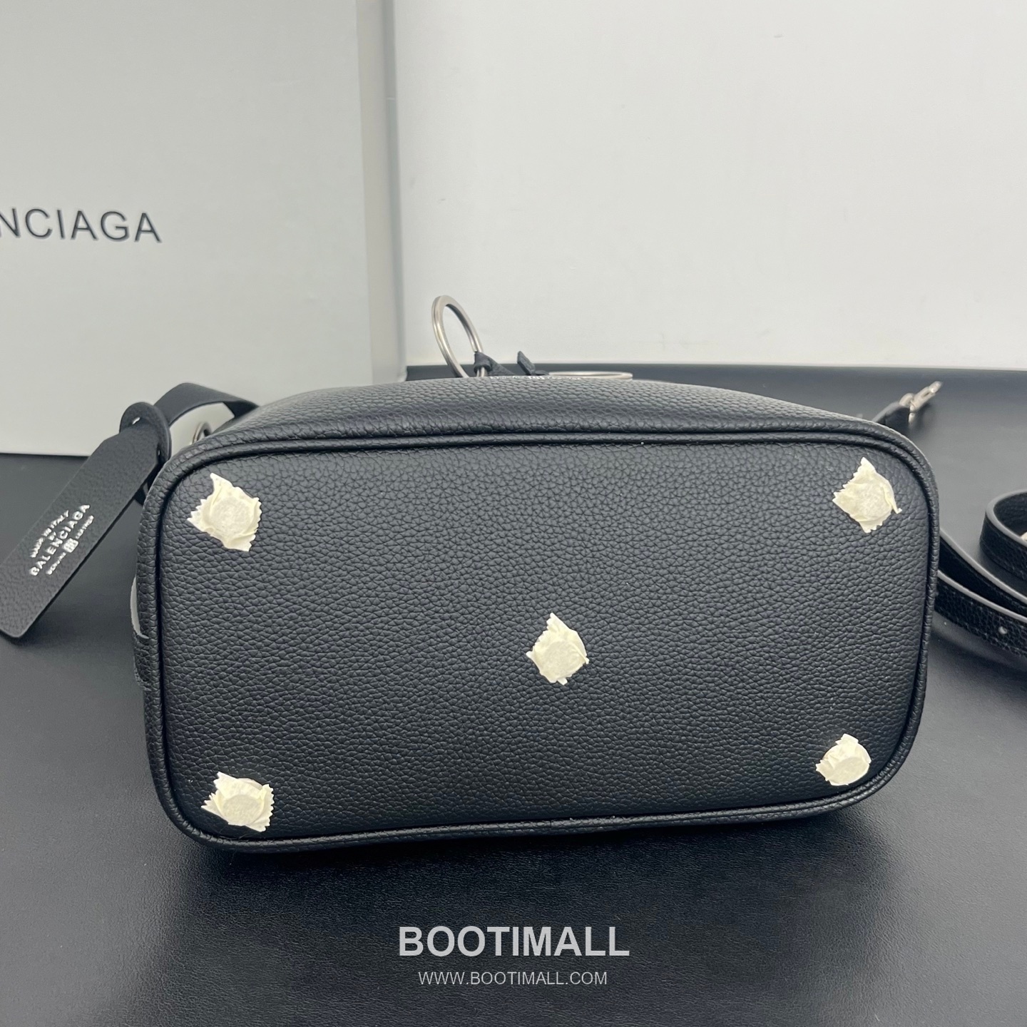 Balenciaga Carrie Hobo Grained Calfskin Bucket Bag with Aged Gold Hardware 발렌시아가 캐리 호보 그레인 카프스킨 버킷백 에이징 골드 하드웨어 블랙 8811 25cm 8