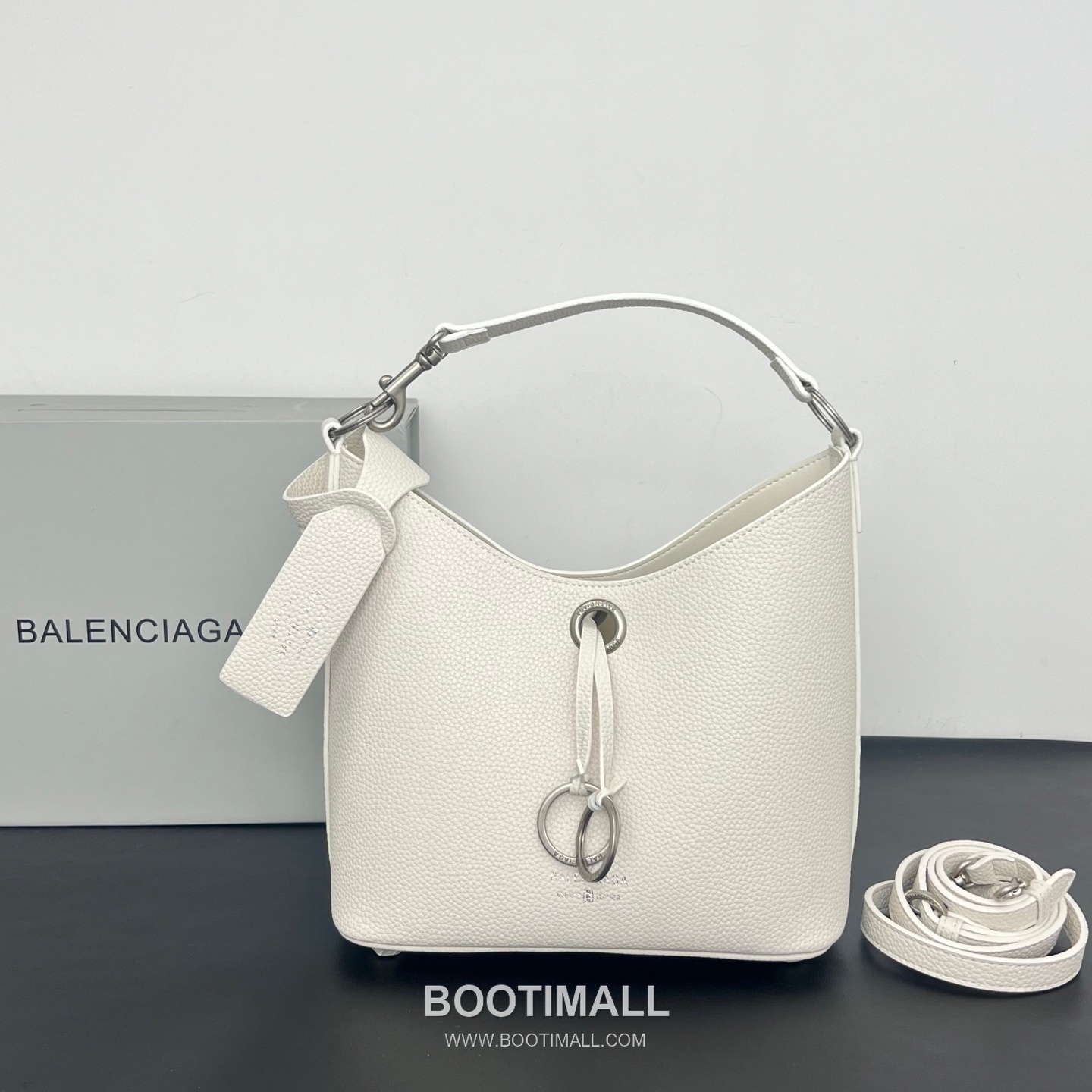 Balenciaga Carrie Hobo Grained Calfskin Bucket Bag with Aged Gold Hardware 발렌시아가 캐리 호보 그레인 카프스킨 버킷백 에이징 골드 하드웨어 블랙 8811 25cm 1