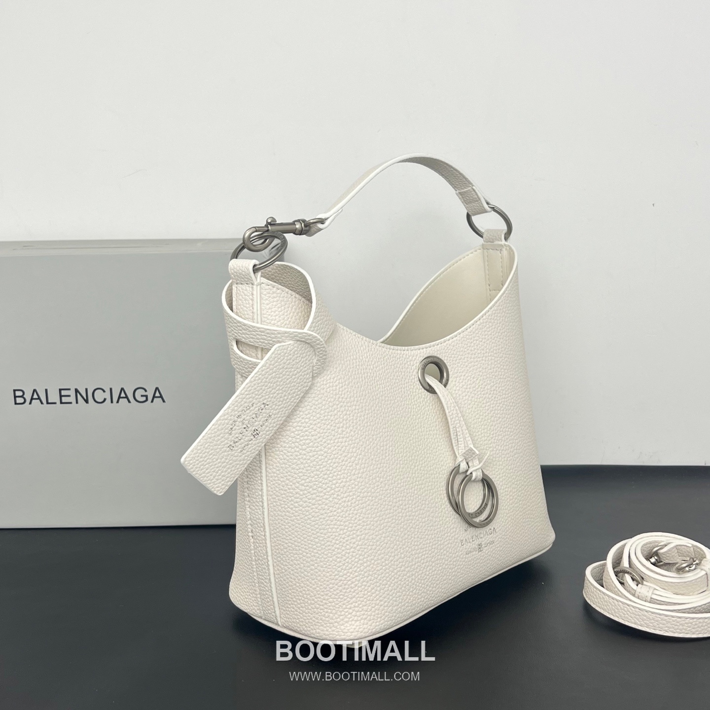 Balenciaga Carrie Hobo Grained Calfskin Bucket Bag with Aged Gold Hardware 발렌시아가 캐리 호보 그레인 카프스킨 버킷백 에이징 골드 하드웨어 블랙 8811 25cm 4