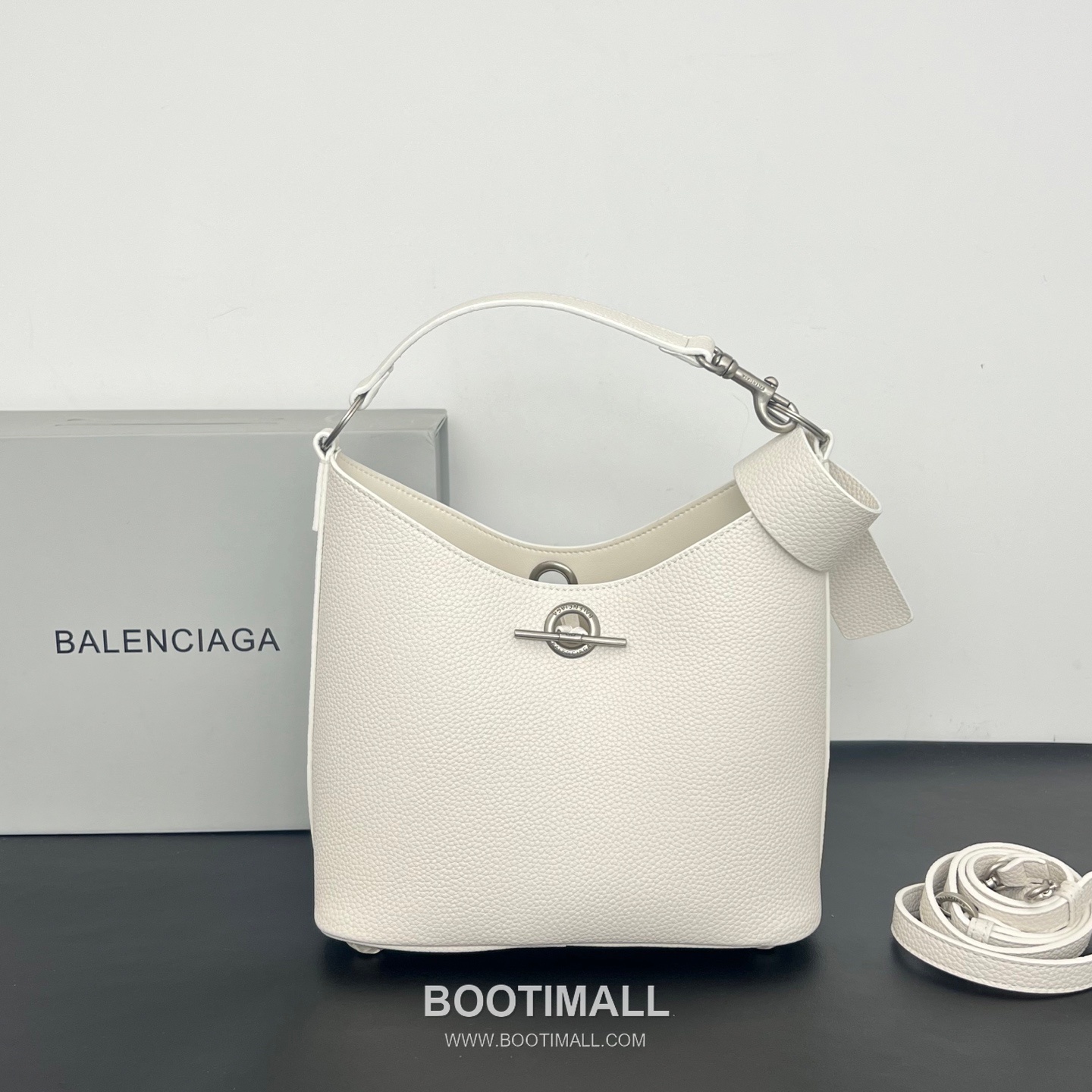 Balenciaga Carrie Hobo Grained Calfskin Bucket Bag with Aged Gold Hardware 발렌시아가 캐리 호보 그레인 카프스킨 버킷백 에이징 골드 하드웨어 블랙 8811 25cm 5