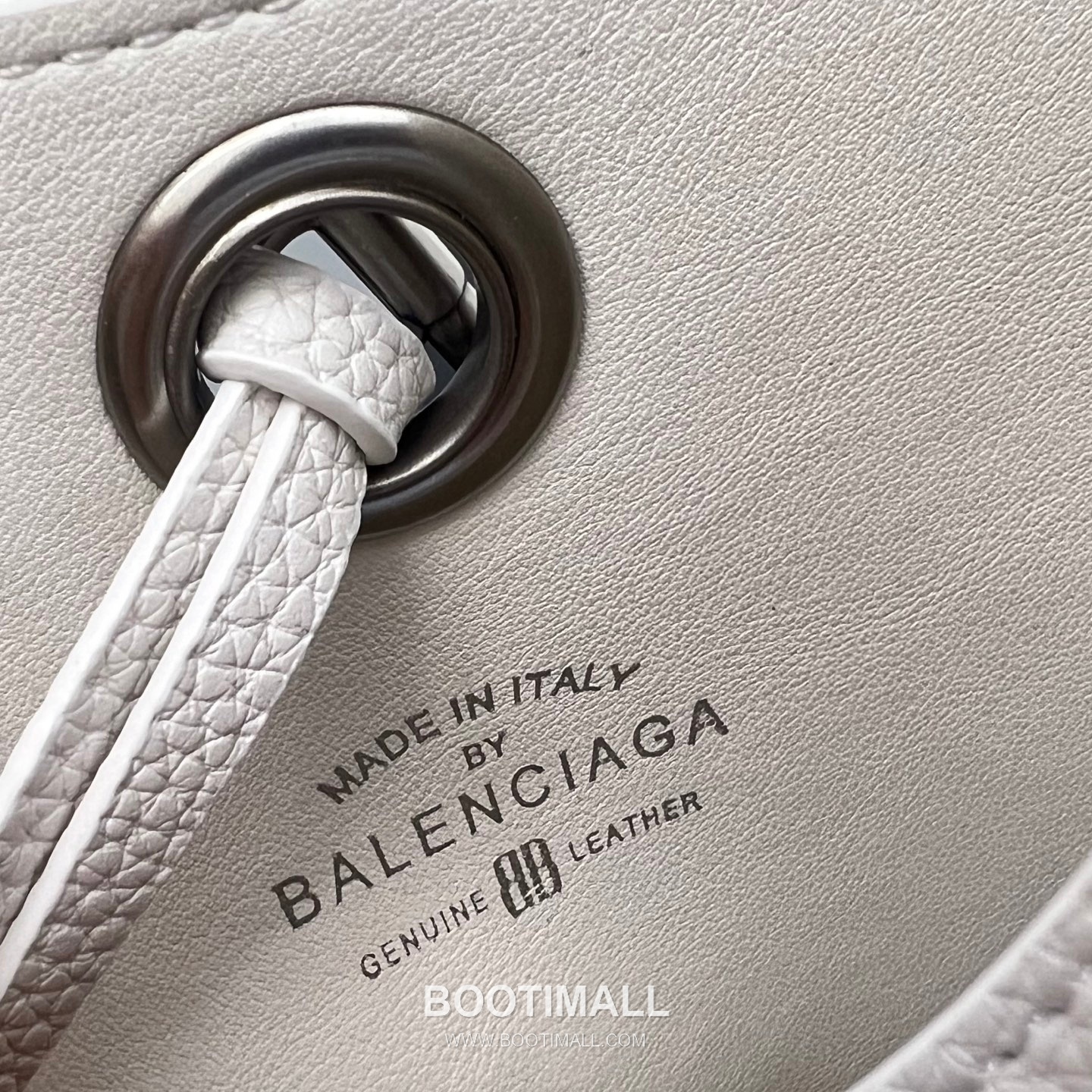 Balenciaga Carrie Hobo Grained Calfskin Bucket Bag with Aged Gold Hardware 발렌시아가 캐리 호보 그레인 카프스킨 버킷백 에이징 골드 하드웨어 블랙 8811 25cm 8