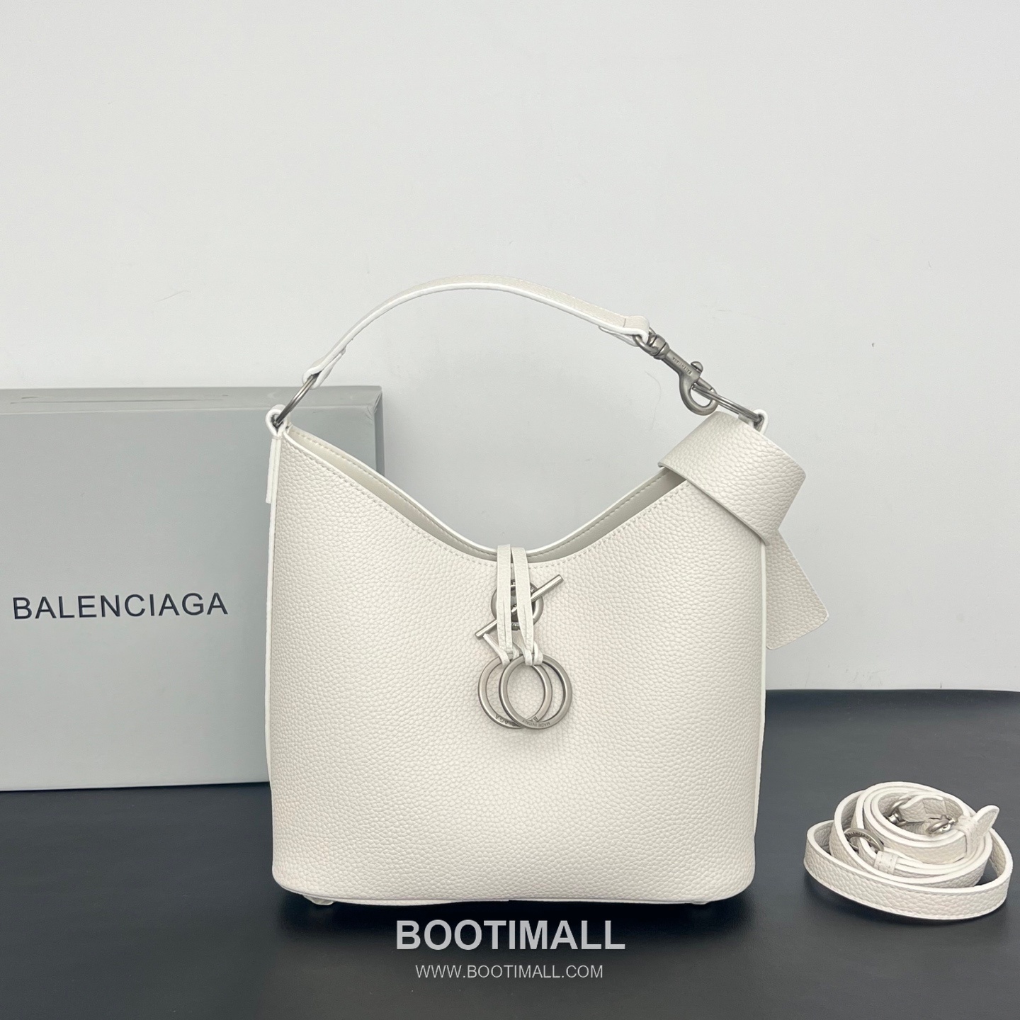 Balenciaga Carrie Hobo Grained Calfskin Bucket Bag with Aged Gold Hardware 발렌시아가 캐리 호보 그레인 카프스킨 버킷백 에이징 골드 하드웨어 블랙 8811 25cm 9