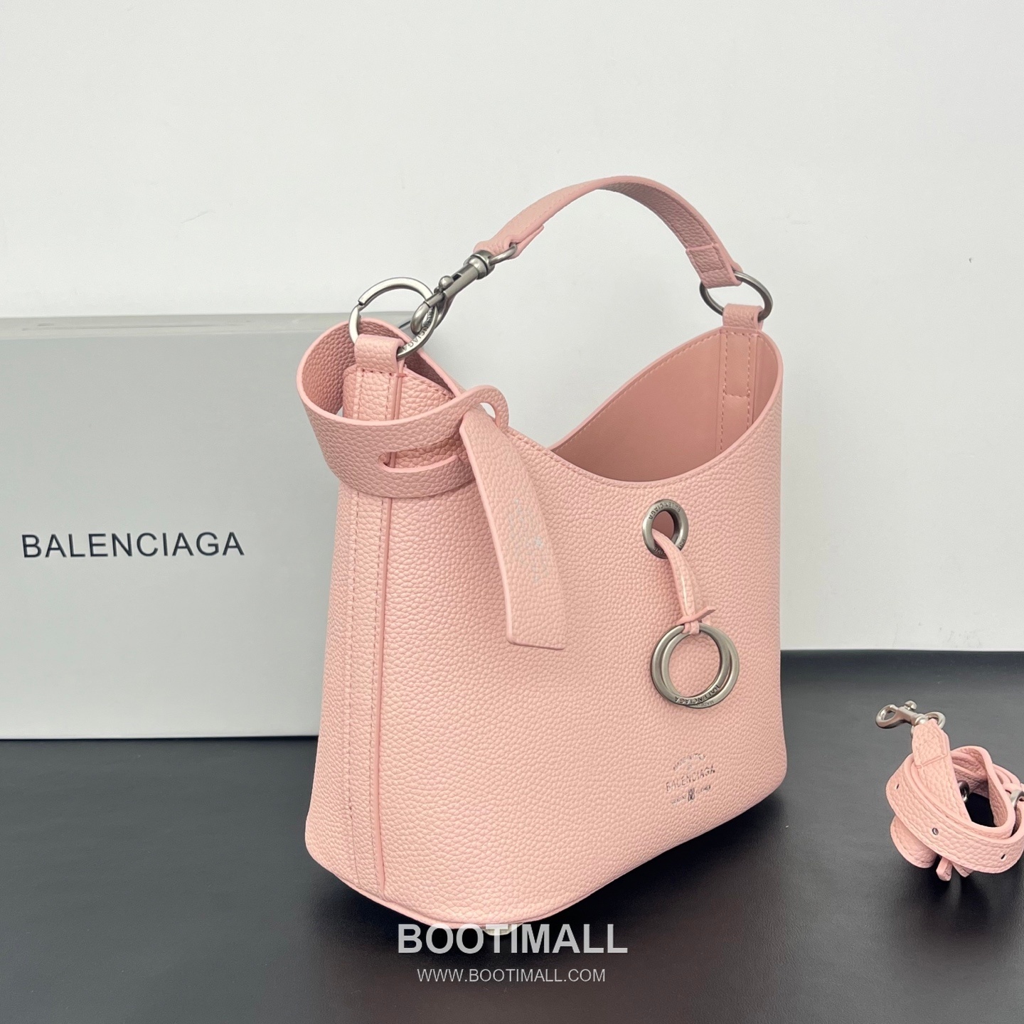 Balenciaga Carrie Hobo Grained Calfskin Bucket Bag with Aged Gold Hardware 발렌시아가 캐리 호보 그레인 카프스킨 버킷백 에이징 골드 하드웨어 블랙 8811 25cm 2