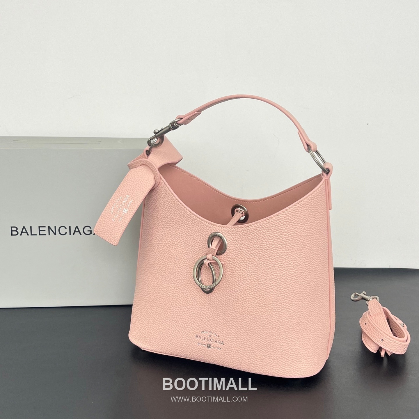 Balenciaga Carrie Hobo Grained Calfskin Bucket Bag with Aged Gold Hardware 발렌시아가 캐리 호보 그레인 카프스킨 버킷백 에이징 골드 하드웨어 블랙 8811 25cm 3