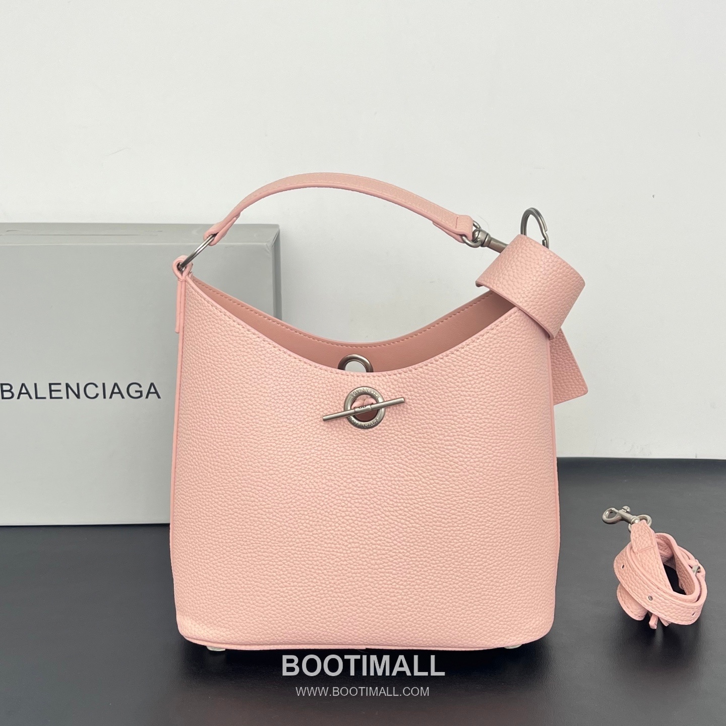 Balenciaga Carrie Hobo Grained Calfskin Bucket Bag with Aged Gold Hardware 발렌시아가 캐리 호보 그레인 카프스킨 버킷백 에이징 골드 하드웨어 블랙 8811 25cm 4