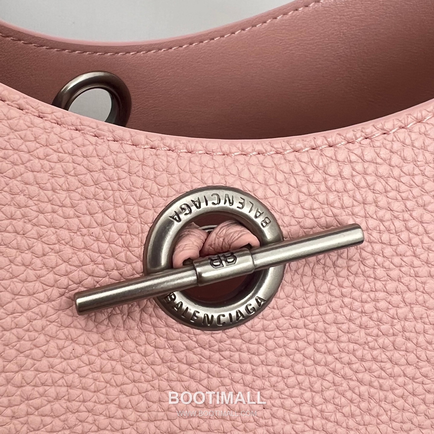 Balenciaga Carrie Hobo Grained Calfskin Bucket Bag with Aged Gold Hardware 발렌시아가 캐리 호보 그레인 카프스킨 버킷백 에이징 골드 하드웨어 블랙 8811 25cm 5