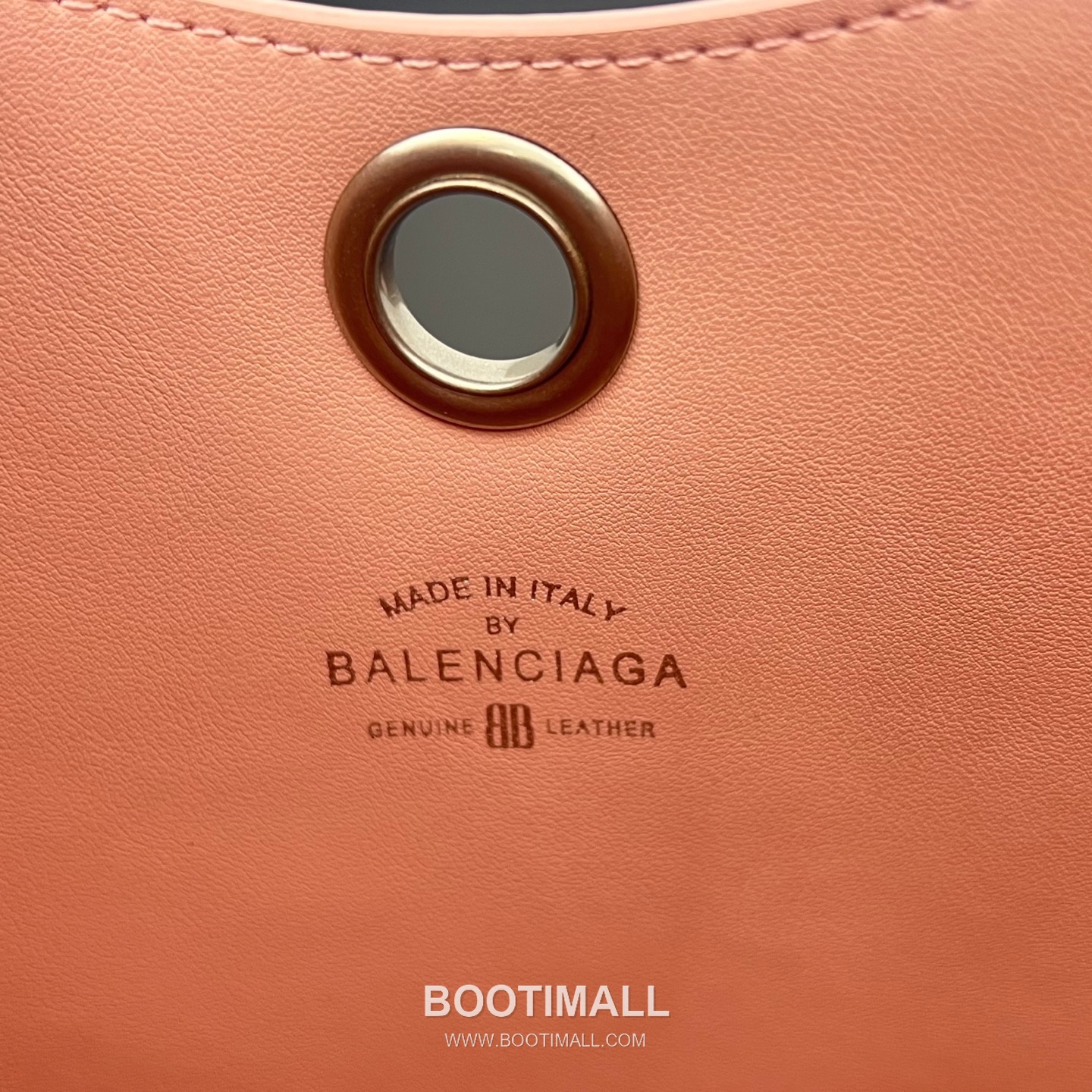 Balenciaga Carrie Hobo Grained Calfskin Bucket Bag with Aged Gold Hardware 발렌시아가 캐리 호보 그레인 카프스킨 버킷백 에이징 골드 하드웨어 블랙 8811 25cm 7