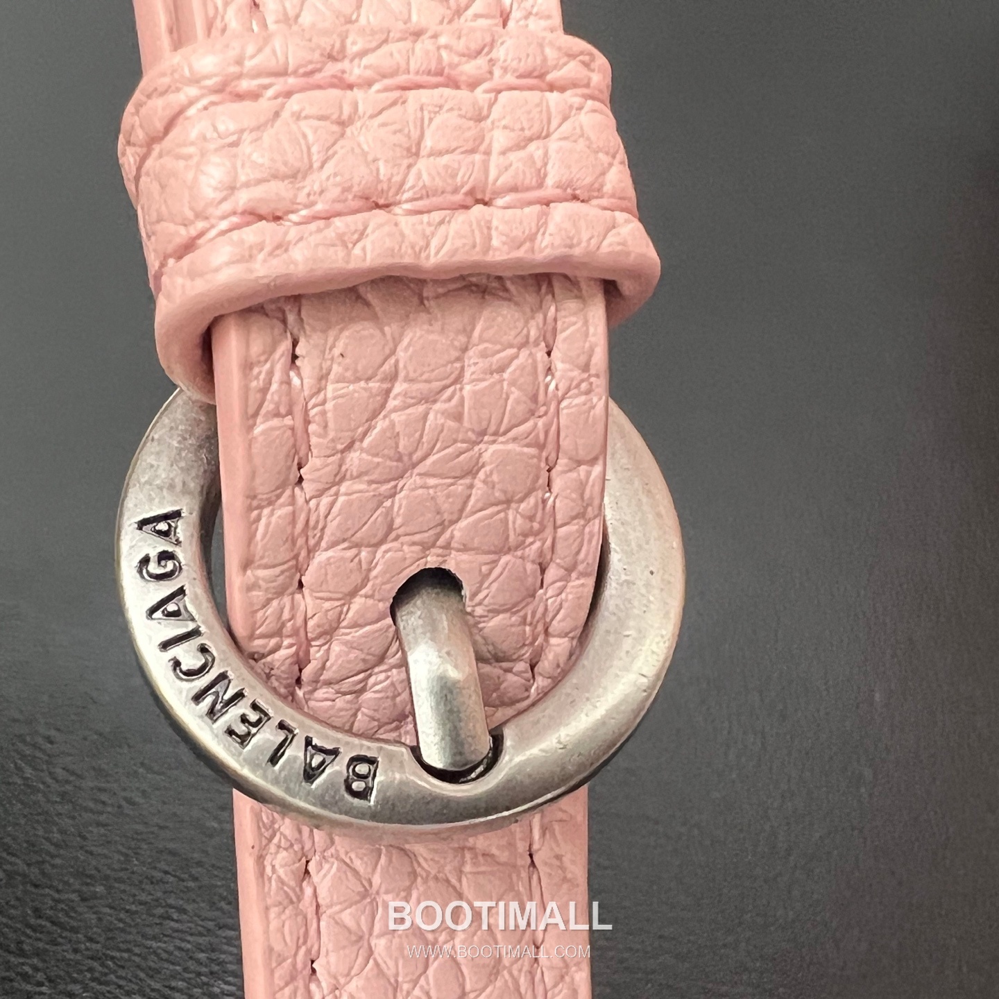 Balenciaga Carrie Hobo Grained Calfskin Bucket Bag with Aged Gold Hardware 발렌시아가 캐리 호보 그레인 카프스킨 버킷백 에이징 골드 하드웨어 블랙 8811 25cm 8